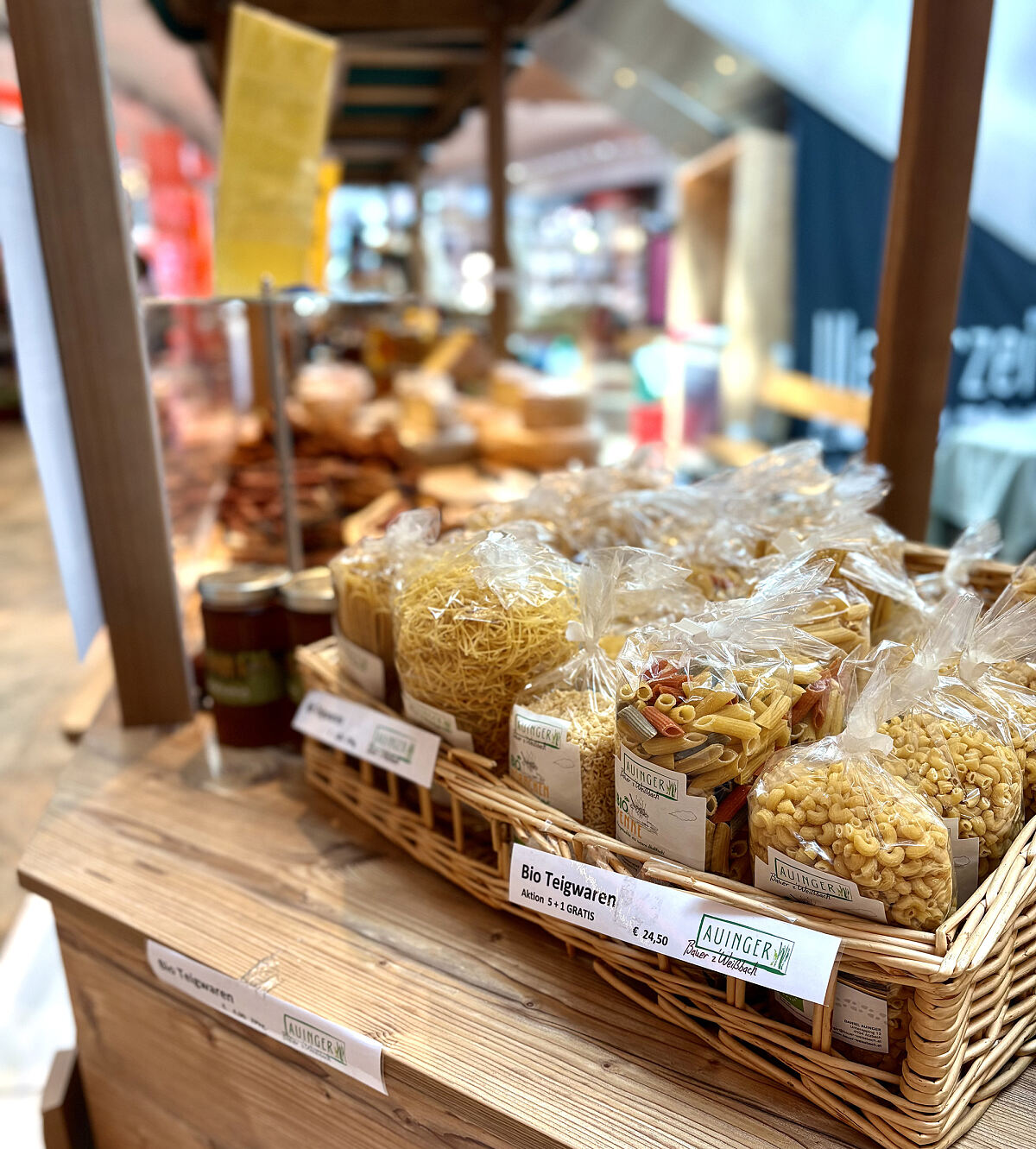 Regionale Schmankerl beim Bauernmarkt in der WEBERZEILE 