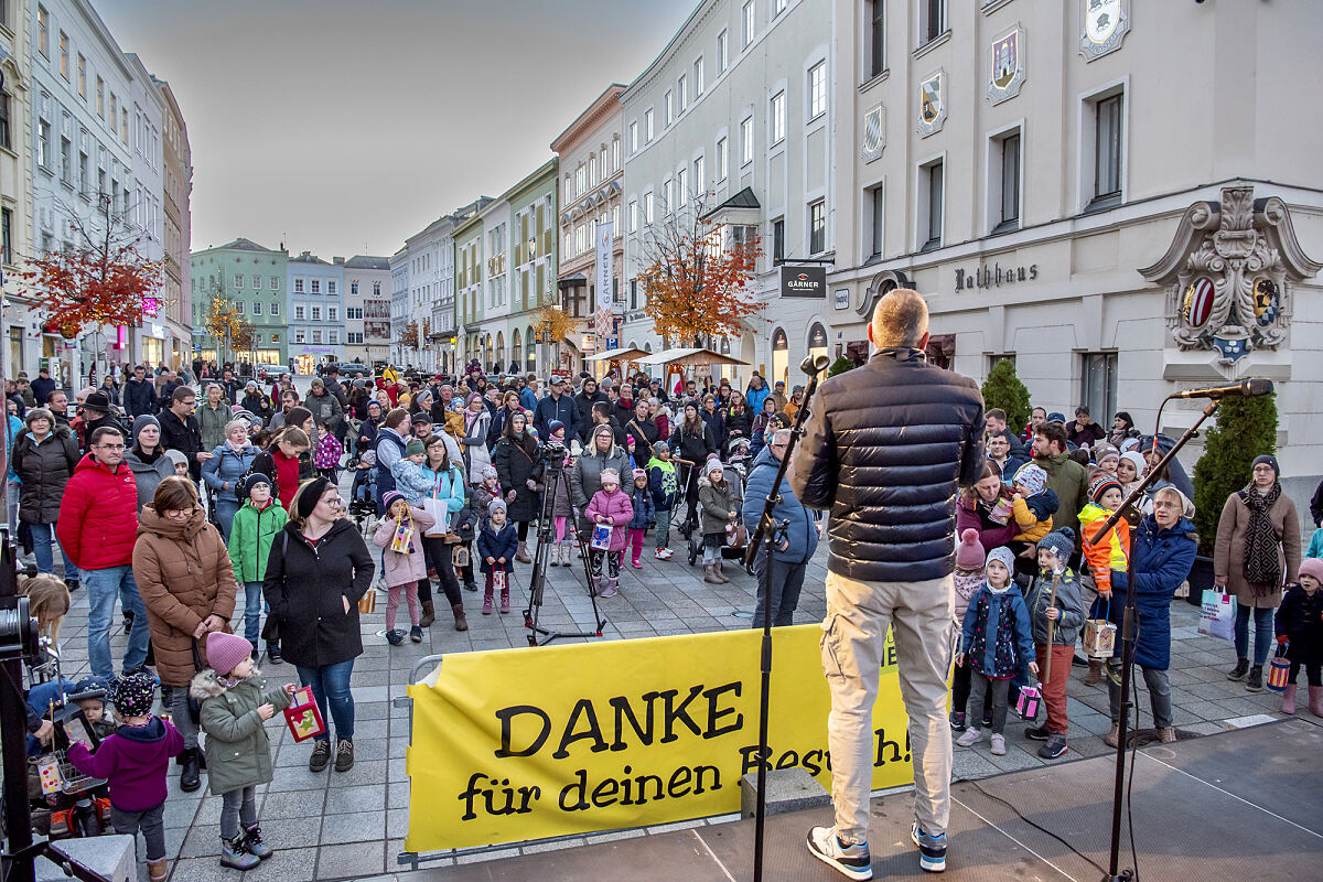 Gemeinsam mit der Laterne durch Ried 