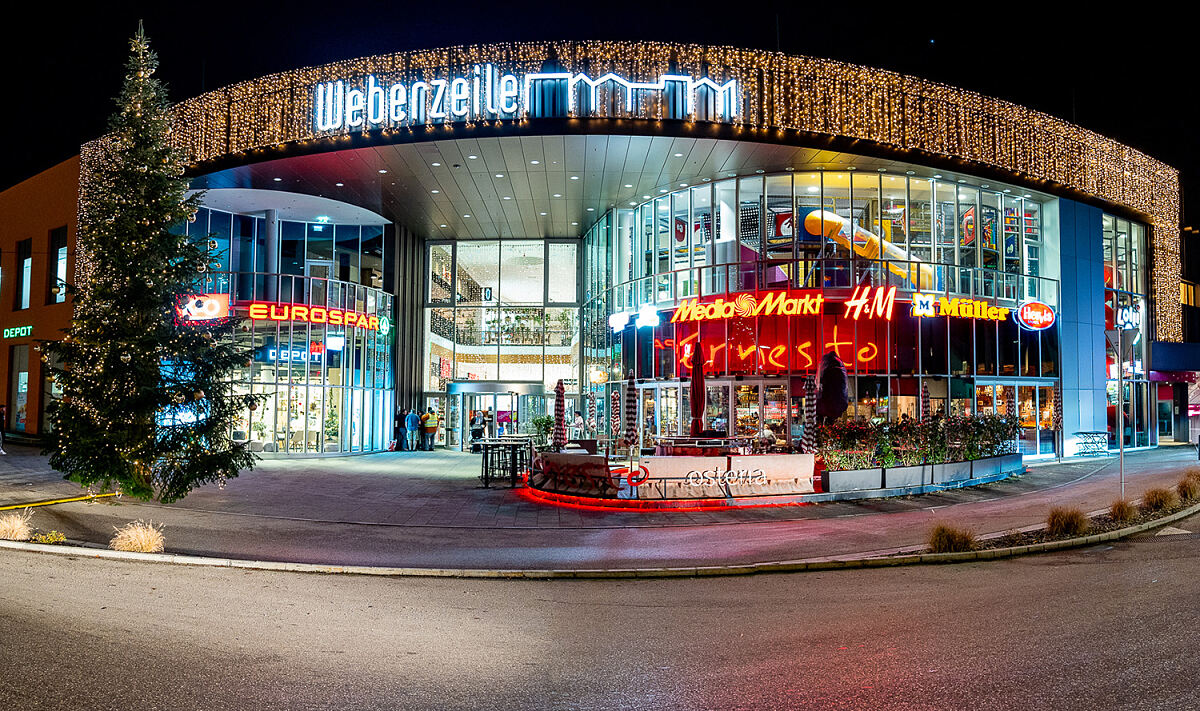 Festlich geschmückte WEBERZEILE außen