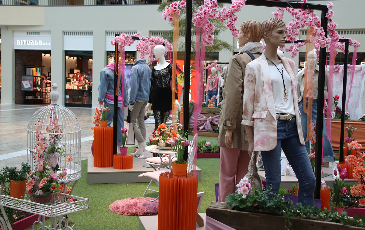 Bild 1: Blumige Fashion-Ausstellung der Markenshops in der WEBERZEILE