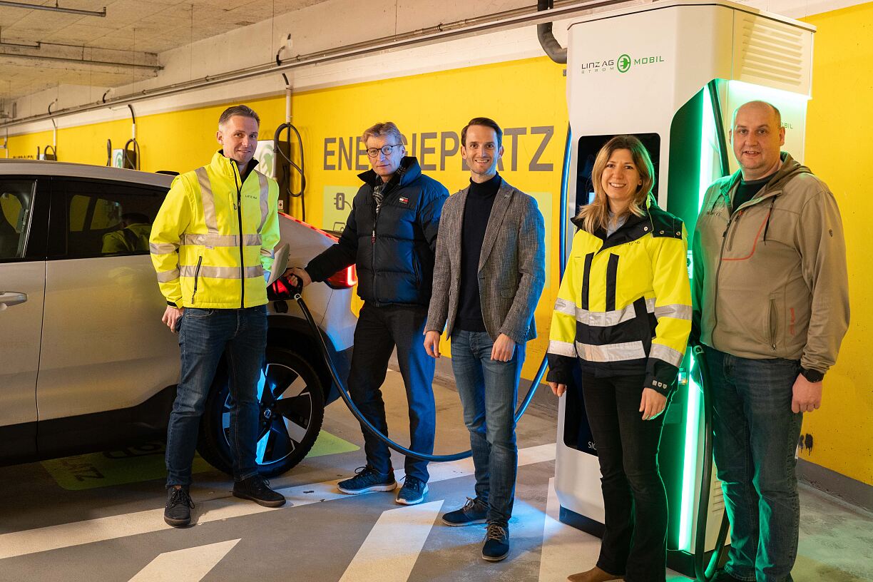 Zwölf neuen Ladestationen in der WEBERZEILE 